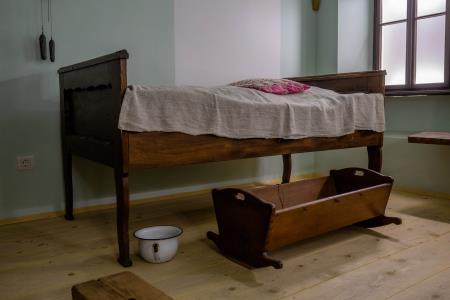 Postelja z zibko, 19. st., hrastov les.